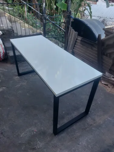 Mesa de Jantar Moderna com Tampo Branco