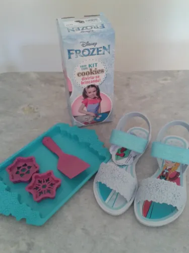 Sandália Frozen com brinquedo N 29