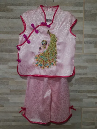 Conjunto chinês infantil com bordado de pavão