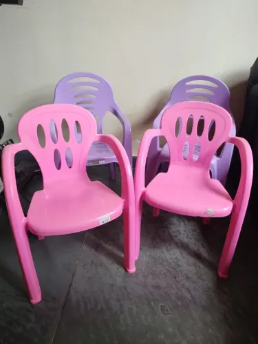 Conjunto de cadeirinhas para crianças.