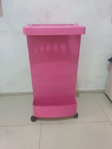 Carrinho auxiliar para salão com rosa