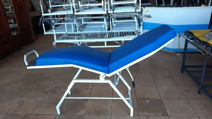 Cadeira articulada com ajustes progressivos com manivela almofadada em corvim bem bonita