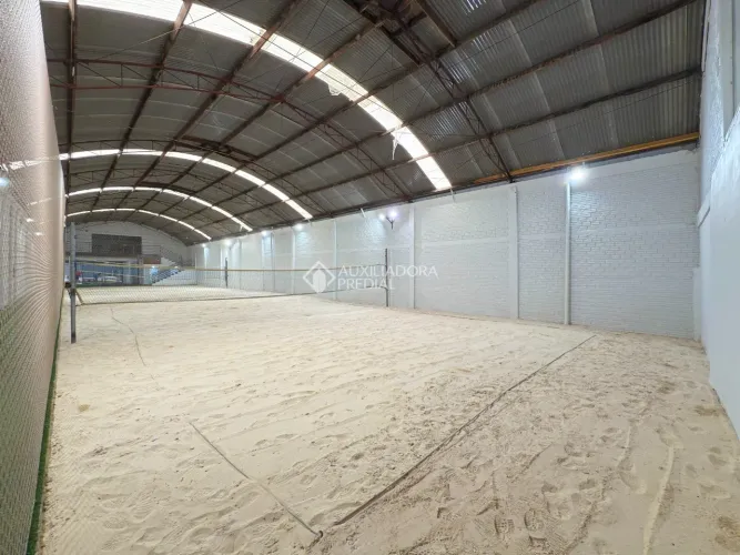 Pavilhão com área de lazer e quadras esportivas no bairro Hípica