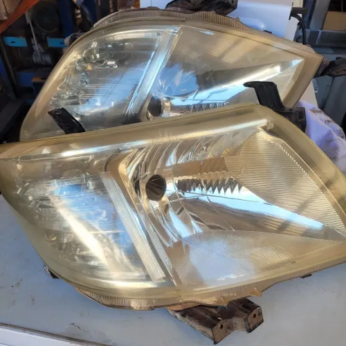 Vende se um par de Farol da HILUX 2006/2010