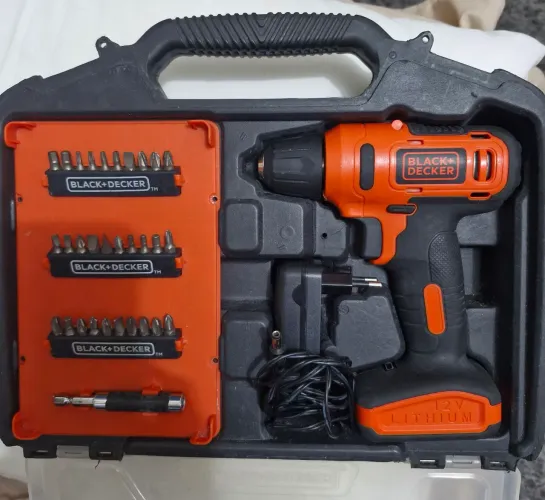 Parafusadeira/Furadeira 12V Lithium Black+Decker, em perfeito estado.
