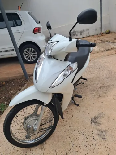 Honda Biz 110i 2021 conservada, único dono, abaixo da FIPE.
