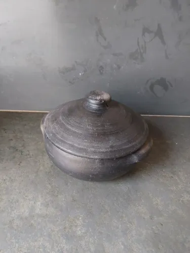 Panela de barro com tampa