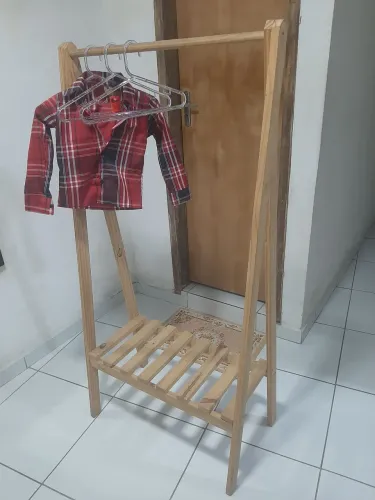 Cabideiro de madeira para roupas infantil