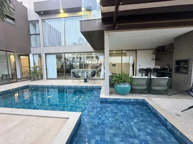 Casa de Alto Padrão, para Locação, com 3 dormitórios, sendo 2 suítes, com 321m², por R$: 1