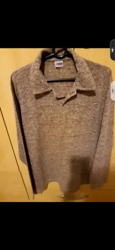 Camiseta de manga comprida bege e uma preta às duas peças por