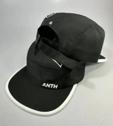 BONÉ FIVE PANEL RAMPA PRETO DETALHES BRANCO
