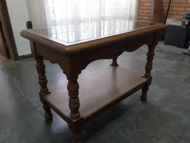 Mesa de centro com tampo de vidro
