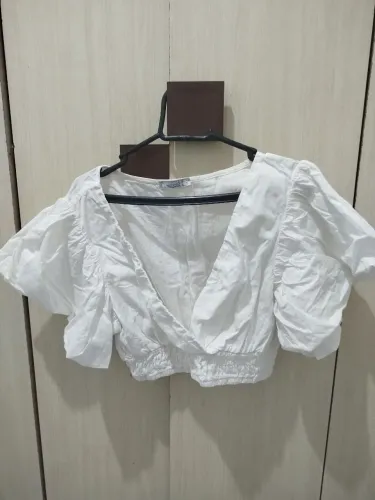 Blusa branca cropped com mangas bufantes