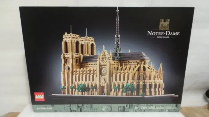 CAIXA VAZIA DO LEGO NOTRE DAME PARIS FRANCE SOMENTE A CAIXA VAZIA!!!