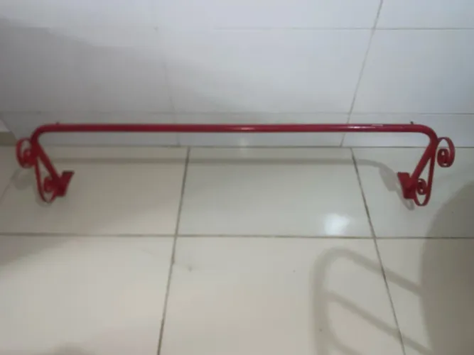 Cabideiro de parede vermelho em metal