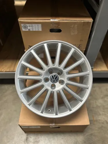 Jogo De Rodas Vw Aristo R-32 Prata Brilhante 5x100 - 18x7,5 Offset 35