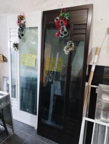 Porta de entrada bronze para vãos de 210x80