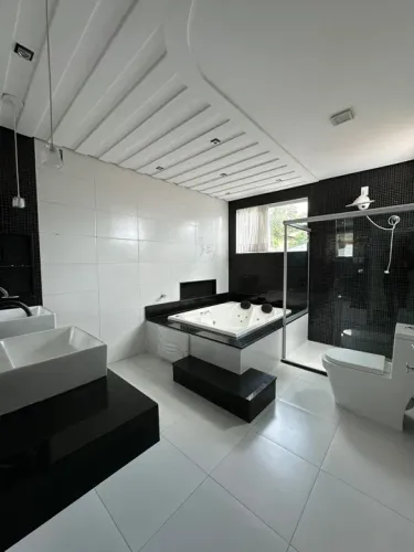 Casa moderna com jacuzzi e piscina