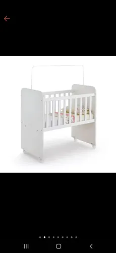 Berço branco com grade e rodinhas - Conforto e segurança