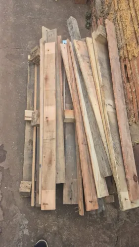 Ripas de pallets, 2.00 reais cada. 