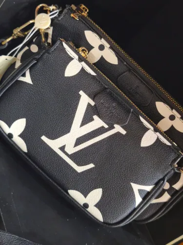 Bandolera Louis Vuitton Preta (PRIMEIRA LINHA) Com Detalhe