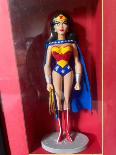 Boneca Mulher-Maravilha Justice League Unlimited + Quadro Expositor