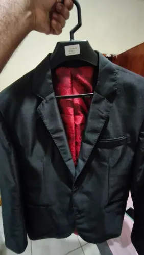 paletó masculino na cor preta com forro interno vermelho acetinado