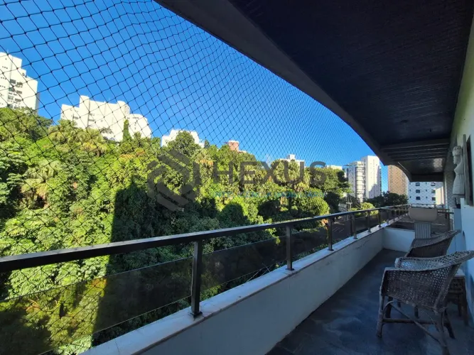 Apartamento com varanda e lazer na beira mar das Pitangueiras, Guarujá