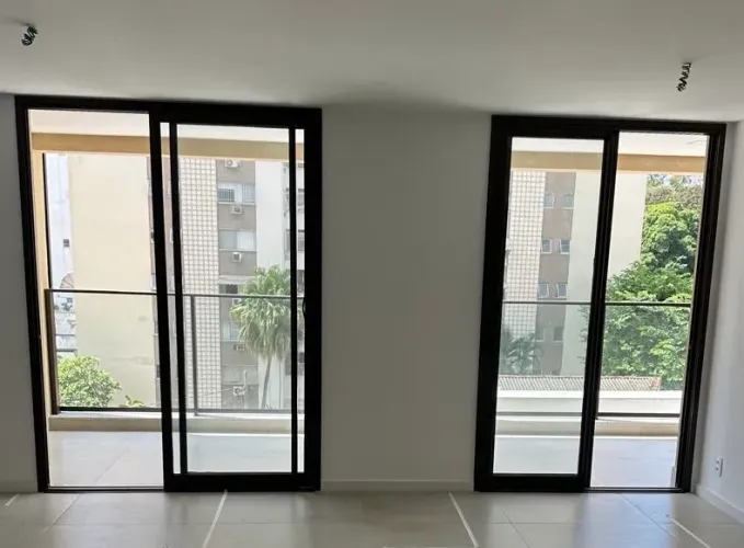 Portas de duas folhas esquadria alumínio Marrom