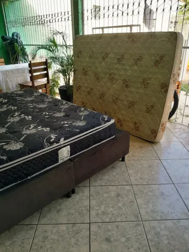 Cama de Casal Semi-nova + Colchão Incluso