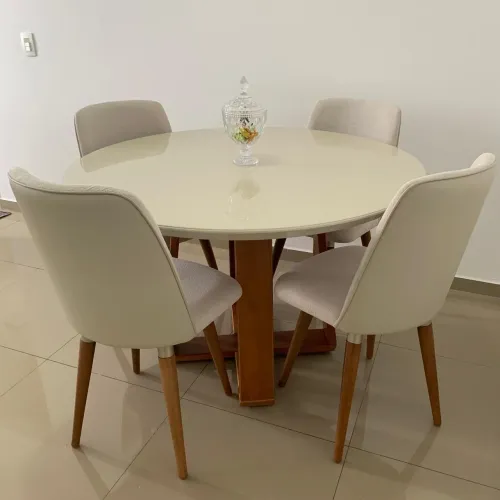 Jogo de mesa com 4 cadeiras 