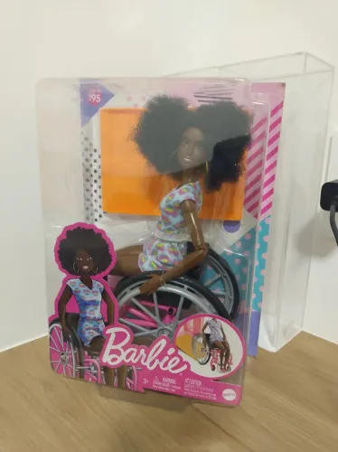 Barbie cadeirante na caixa