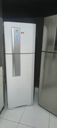 Geladeira Frost Free Eletrolux DF42 2 portas.