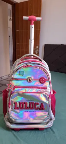 Mochila de rodinhas com estojo grande holográfica da Luluca 