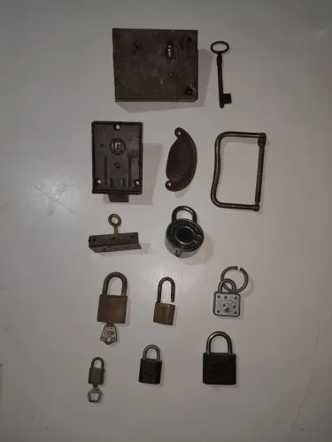 Lote com fechaduras e cadeados e um puchador antigos 