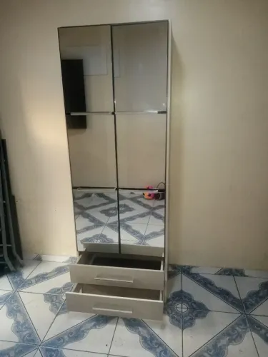 Guarda-roupa e solteiro por quatro prateleiras e duas gavetas com porta de espelho espaço