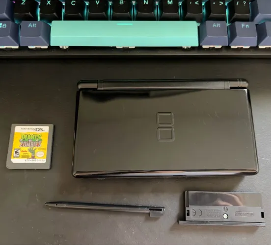nintendo ds lite preto 100% + jogo original Planta vs Zombie