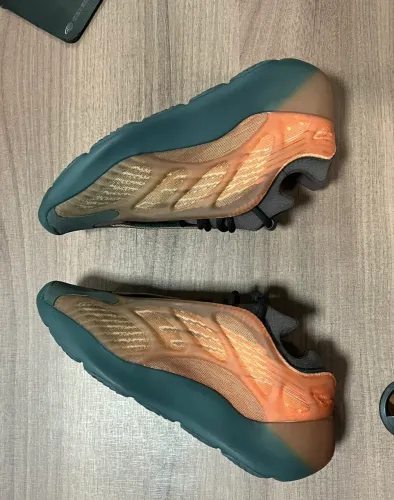 Tênis adidas Yeezy 700 V3