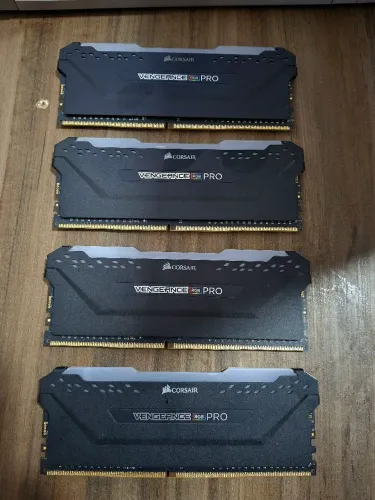 Memória RAM Corsair Vengeance RGB Pro 32GB (4x8GB) DDR4 3200MHz
