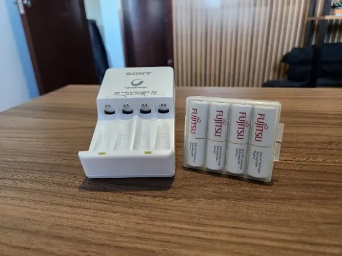 Jogo de Pilha Recarregável Eneloop AA + Carregador Sony
