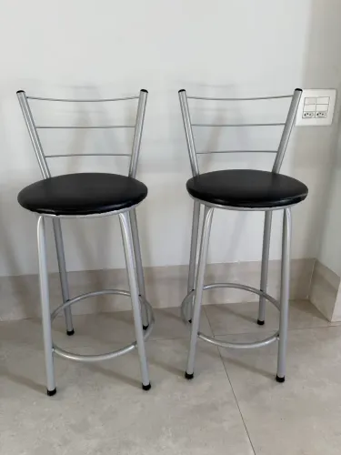 Vende-se 2 banquetas de balcão 