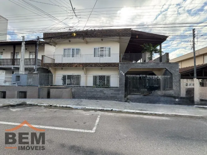 Casa com 8 kitnets + 1 apartamento 2 quartos - Nações - Balneário Camboriú