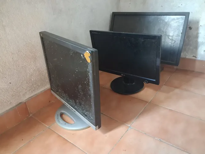 Monitores com avarias