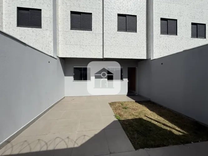 Casa sobrado para locação no bairro Novo Mundo