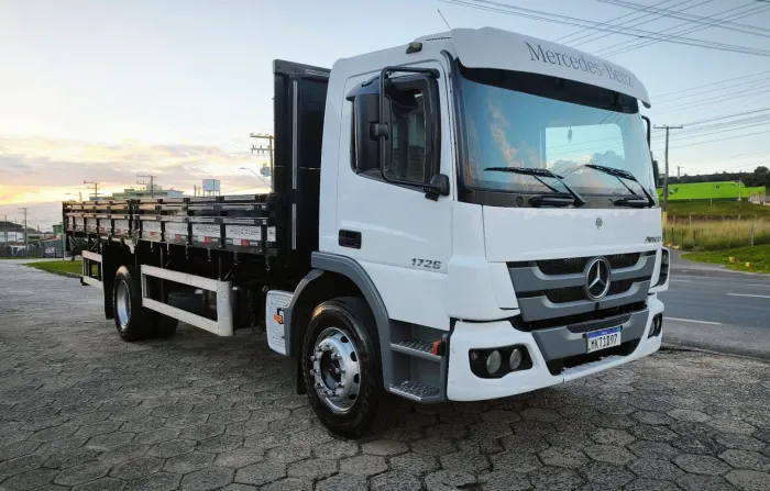 Mercedes Benz Atego 1726 ano 2012 completo