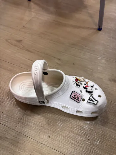 Crocs branco com inveites