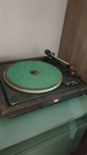 Vitrola funcionando + 5 discos 