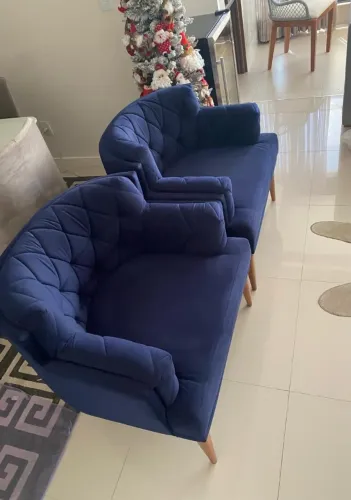 Duas poltronas com pouco uso e com a capa feita sob medida