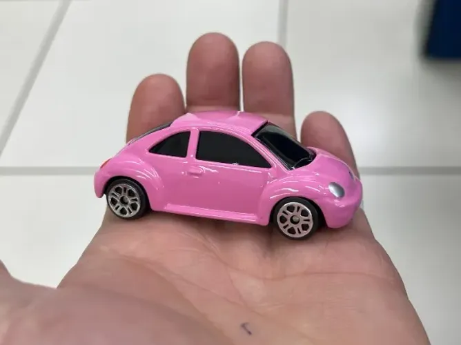 carrinho de metal Fusca New Beetle Vw rosa pink 1/64 da Maisto 7 cms