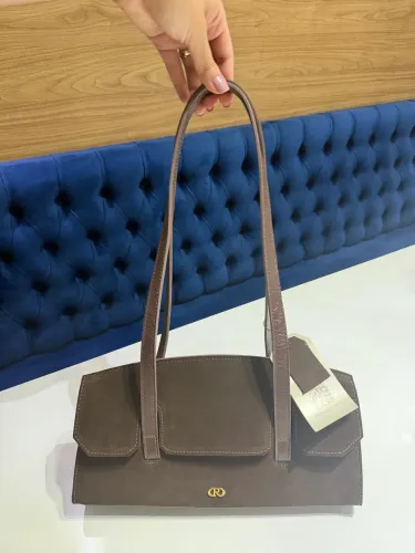 Bolsa em couro camurça marrom café baguete